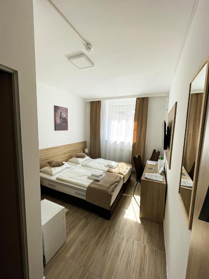 Oereg-To Hotel Es Rendezvenyter Tata Exteriör bild