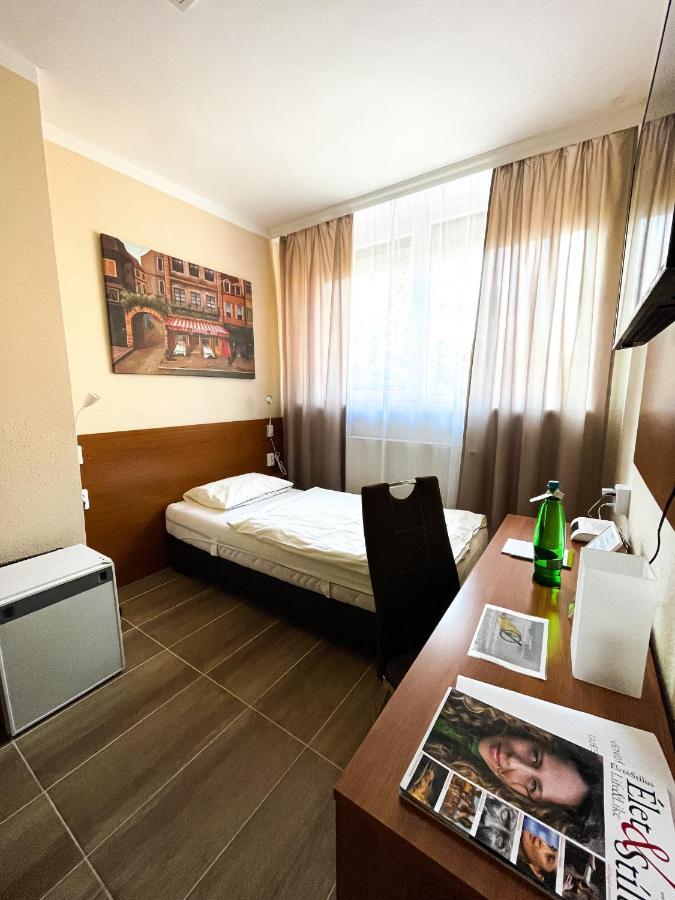 Oereg-To Hotel Es Rendezvenyter Tata Exteriör bild