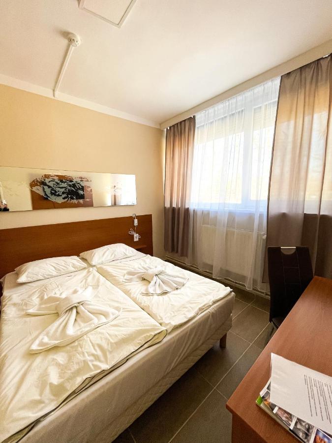 Oereg-To Hotel Es Rendezvenyter Tata Exteriör bild