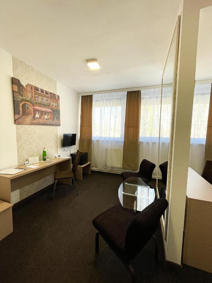 Oereg-To Hotel Es Rendezvenyter Tata Exteriör bild