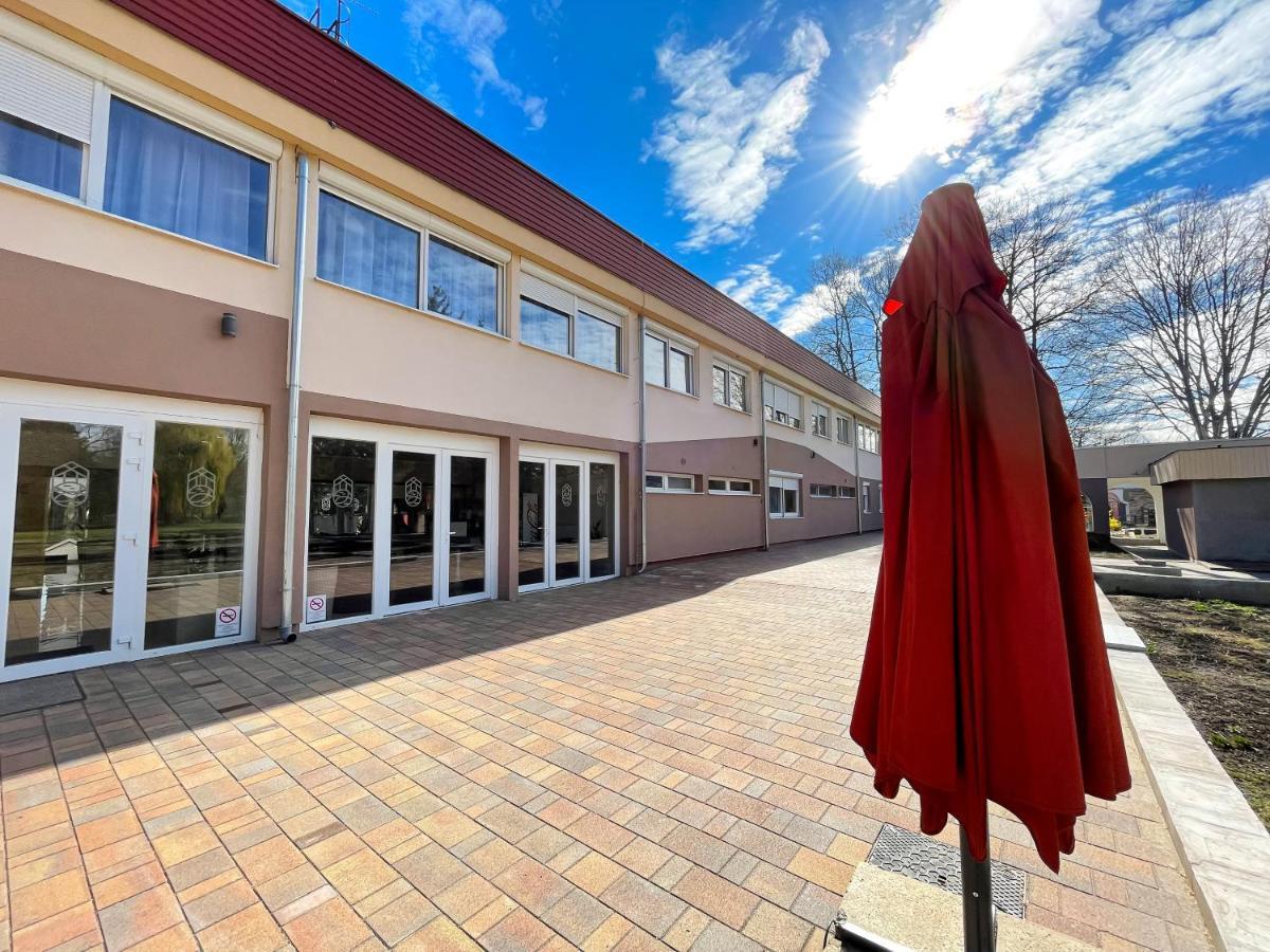 Oereg-To Hotel Es Rendezvenyter Tata Exteriör bild