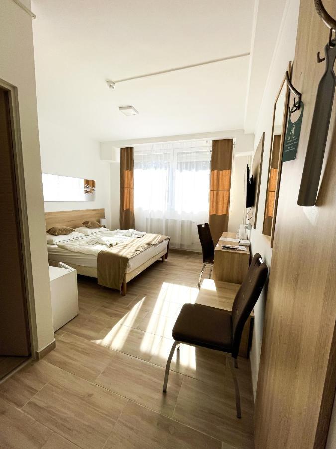Oereg-To Hotel Es Rendezvenyter Tata Exteriör bild