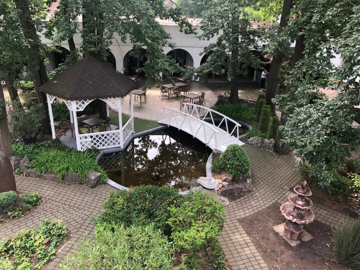 Oereg-To Hotel Es Rendezvenyter Tata Exteriör bild