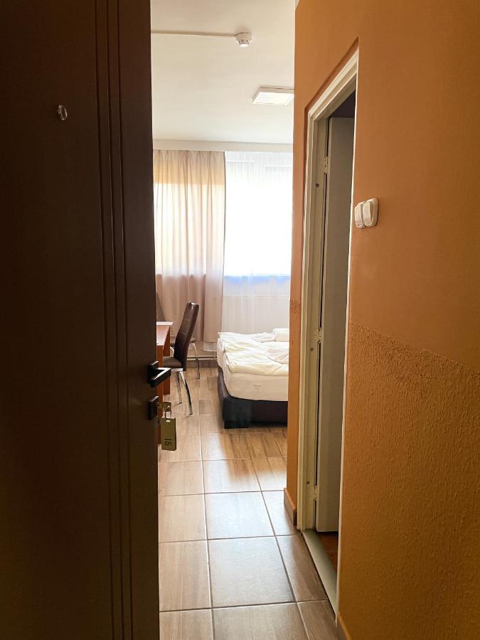 Oereg-To Hotel Es Rendezvenyter Tata Exteriör bild
