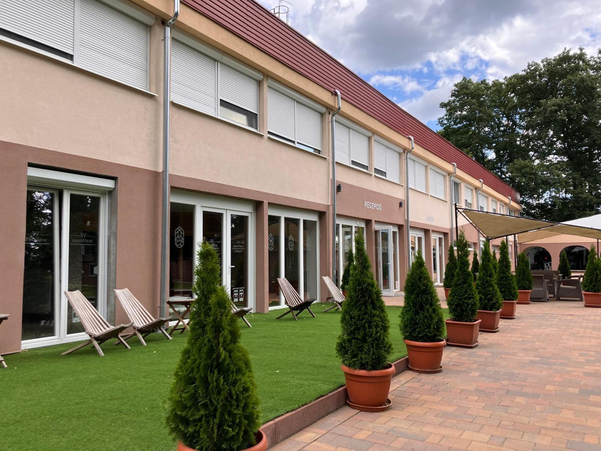 Oereg-To Hotel Es Rendezvenyter Tata Exteriör bild